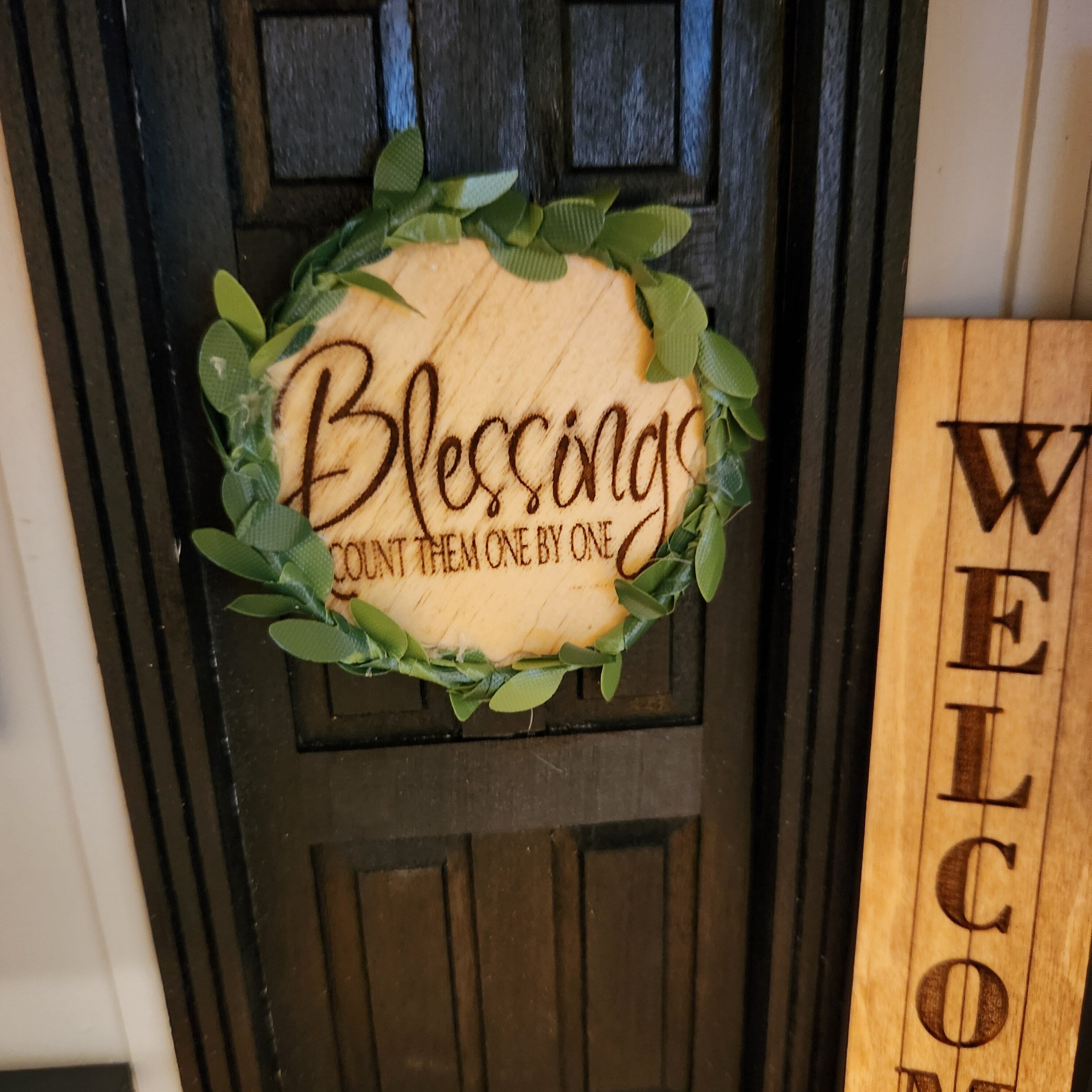 Dollhouse Miniatures Blessings Wreath, 1:12 Scale Wood Sign