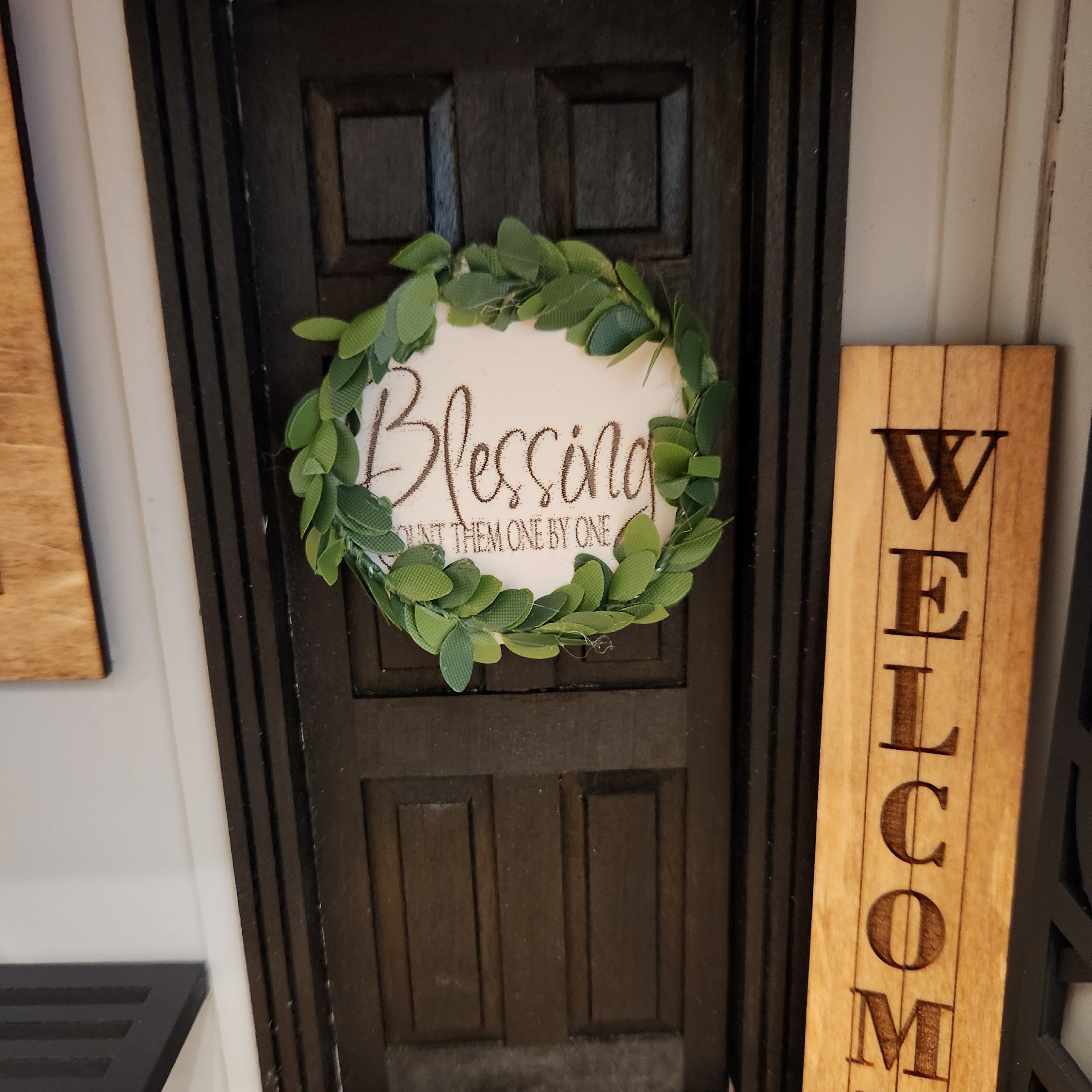 Dollhouse Miniatures Blessings Wreath, 1:12 Scale Wood Sign