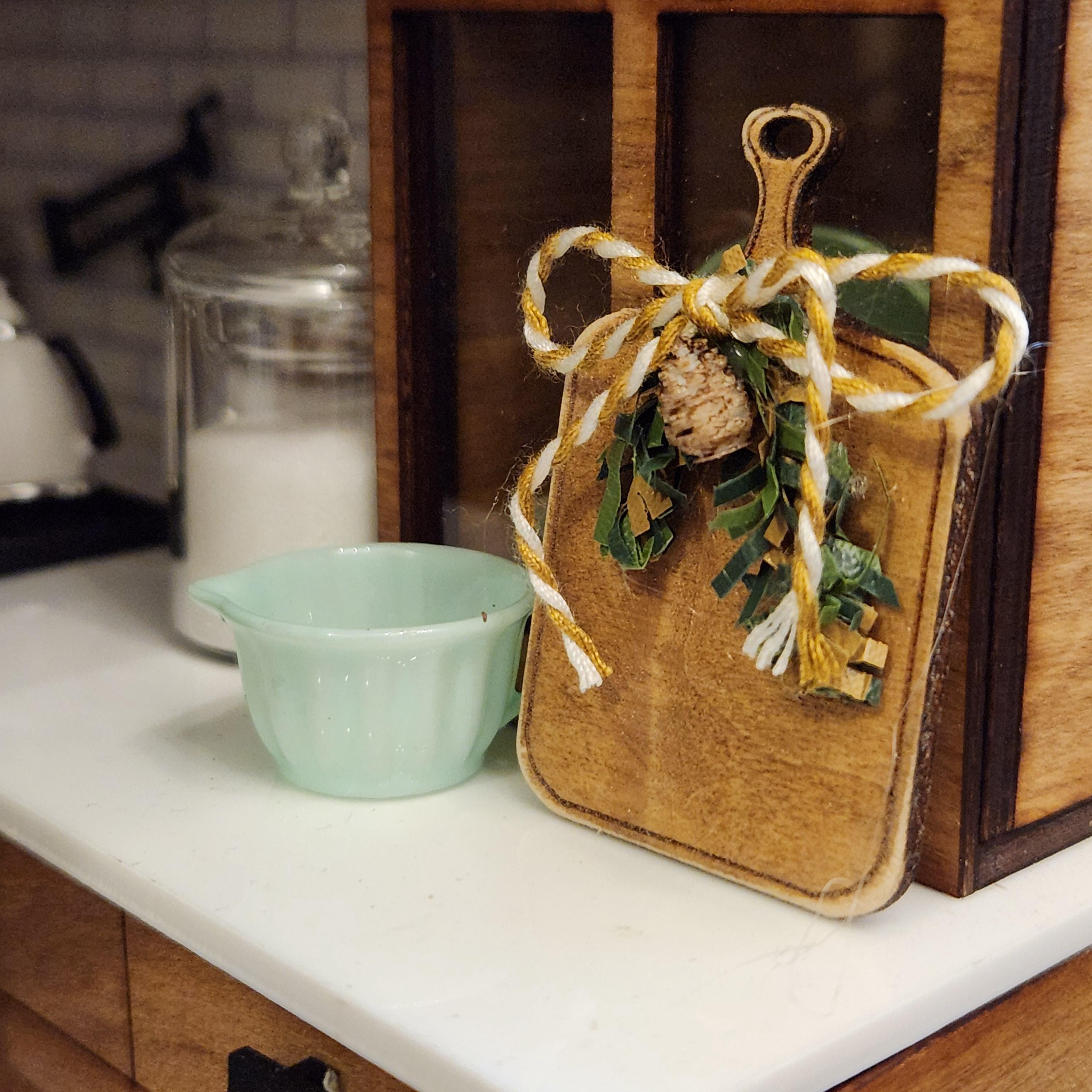 1:12 Scale Miniature Vintage Christmas Cutting Board – Kitchen Decor